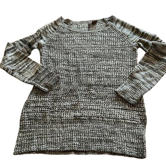 Heart N Crush Black and Gray Knit Tunic Sweater Womans Size Medium - Picture 1 of 8